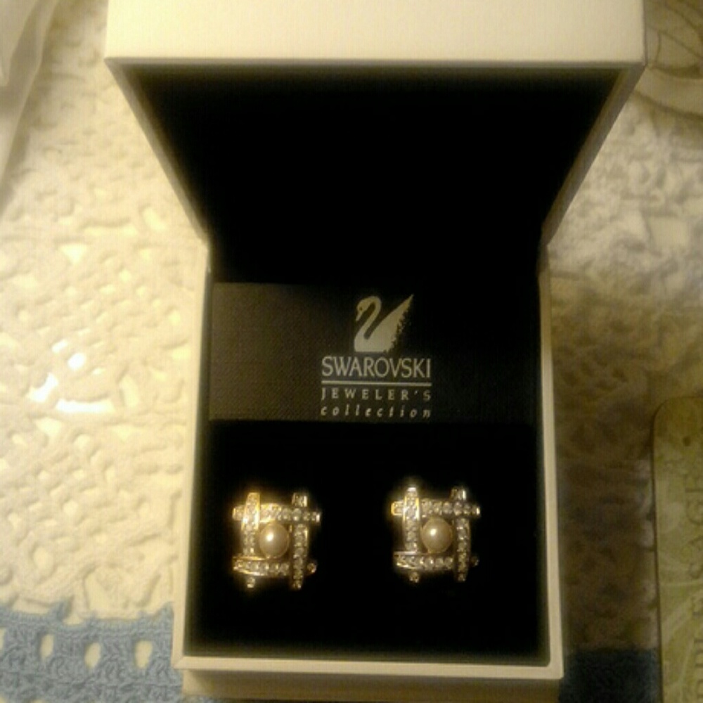 Ladies Swarovski Earrings NWoT